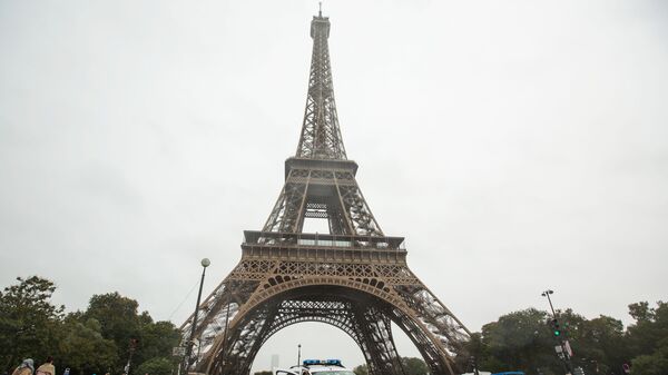 Полицейская машина возле Эйфелевой башни в Париже