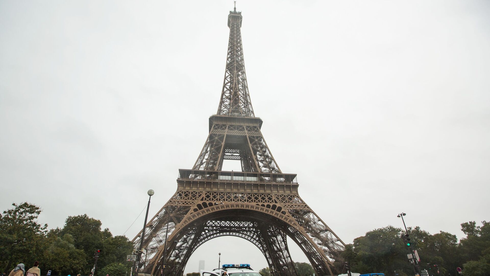 Полицейская машина возле Эйфелевой башни в Париже - РИА Новости, 1920, 20.11.2025