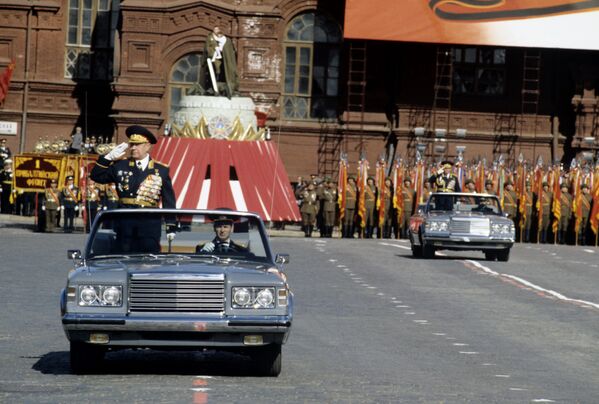  Военный парад на Красной площади в День празднования 45-й годовщины Победы
