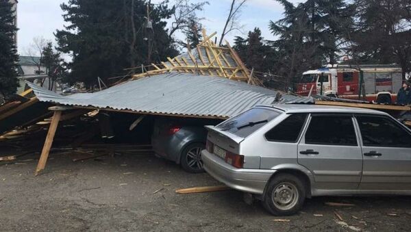В Симферополе слетевшая крыша здания повредила десять машин