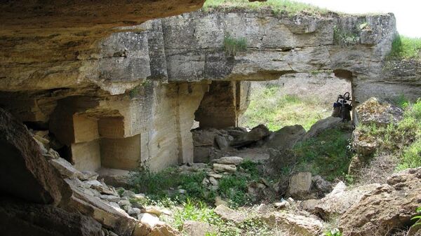 Один из входов в Ак-Монайские каменоломни