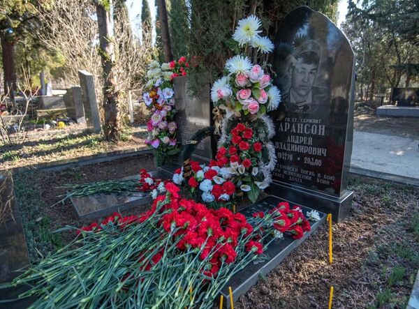 В Севастополе почтили память погибшего в Чечне псковского десантника В Севастополе почтили память погибшего в Чечне псковского десантника