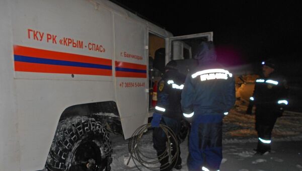 Спасатели вытаскивают машину из снежного заноса