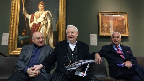 Сатирик Михаил Жванецкий, художественный руководитель МХТ им. А. П. Чехова Олег Табаков и художественный руководитель и главный дирижер Национального филармонического оркестра России и камерного оркестра Виртуозы Москвы Владимир Спиваков (слева направо) в Государственном музее изобразительных искусств имени Пушкина на церемонии вручения первой независимой премии Триумф