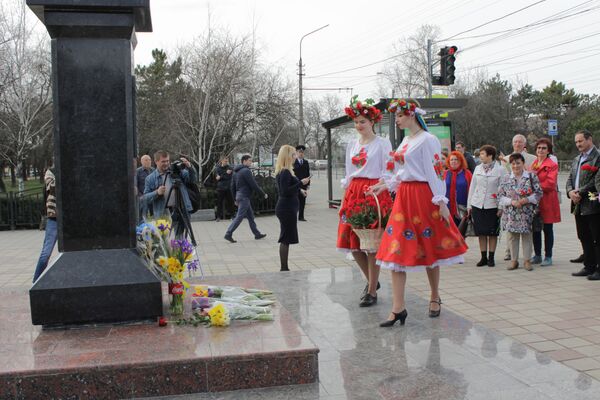 В Крыму почтили память Тараса Шевченко – фотофакт В Крыму почтили память Тараса Шевченко – фотофакт