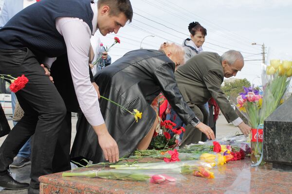 В Крыму почтили память Тараса Шевченко – фотофакт В Крыму почтили память Тараса Шевченко – фотофакт