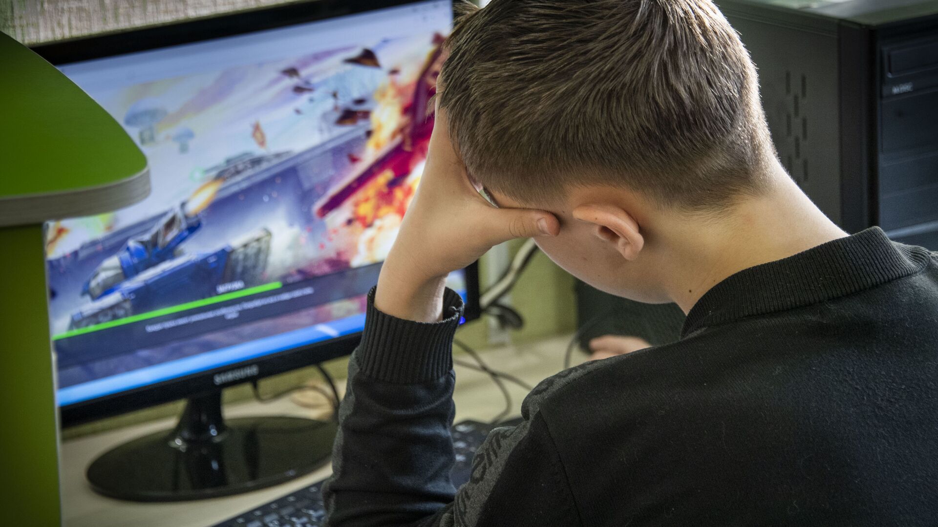 Подросток смотрит в экран монитора, компьютерные игры - РИА Новости, 1920, 08.03.2022
