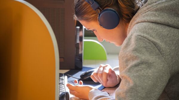 Девушка слушает музыку на компьютере