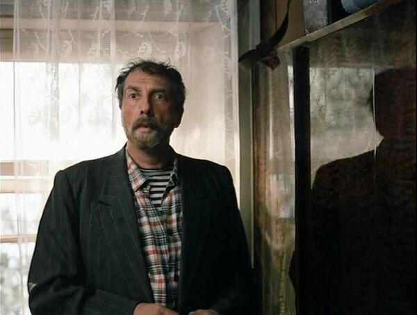 Сергей Юрский в роли дяди Мити в фильме Любовь и голуби (1984 год, реж. Владимир Меньшов) Сергей Юрский в роли дяди Мити в фильме Любовь и голуби (1984 год, реж. Владимир Меньшов)