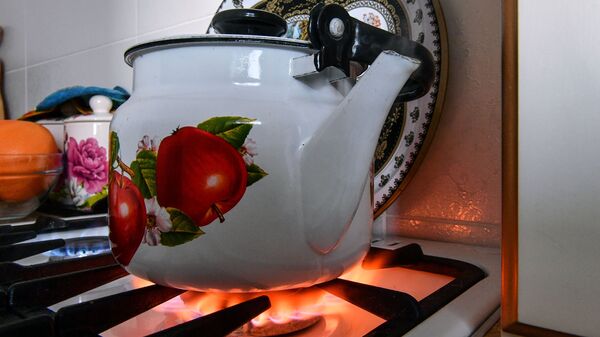 Чайник на газовой плите в жилом доме города Симферополь