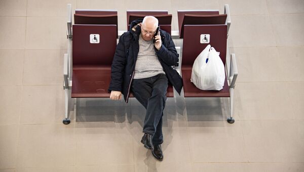 Симферопольский аэропорт, пассажир с мобильником