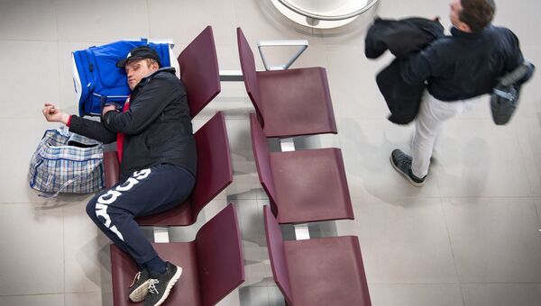 Симферопольский аэропорт, зал ожидания, пассажир спит