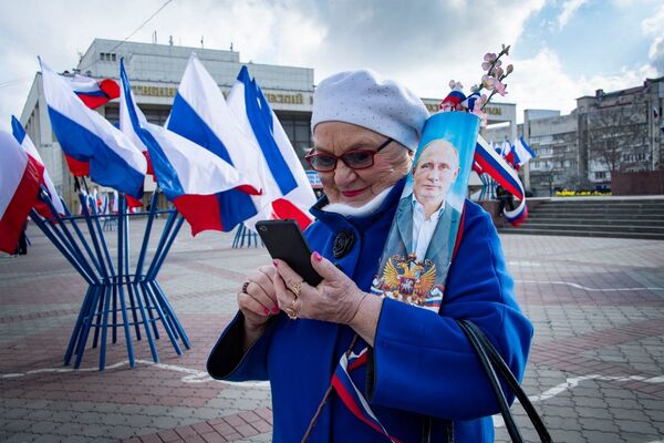 Несмотря на отмену массовых мероприятий из-за коронавируса горожанка с портретом Путина пришла на праздник