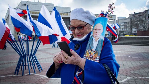 Несмотря на отмену массовых мероприятий из-за коронавируса горожанка с портретом Путина пришла на праздник