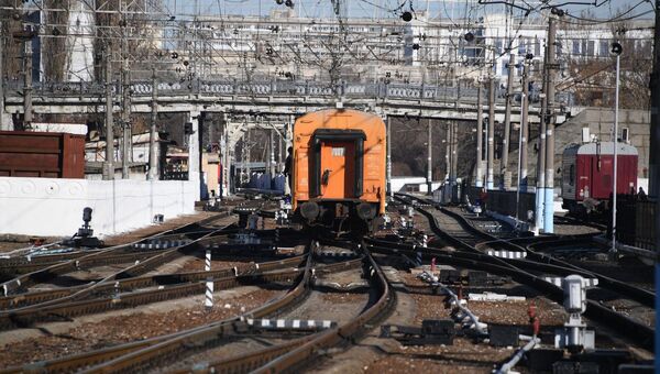 Симферополь железнодорожный пути провода уходящий поезд