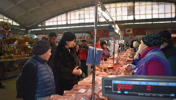 Глава администрации Симферополя Елена Проценко на Куйбышевском рынке