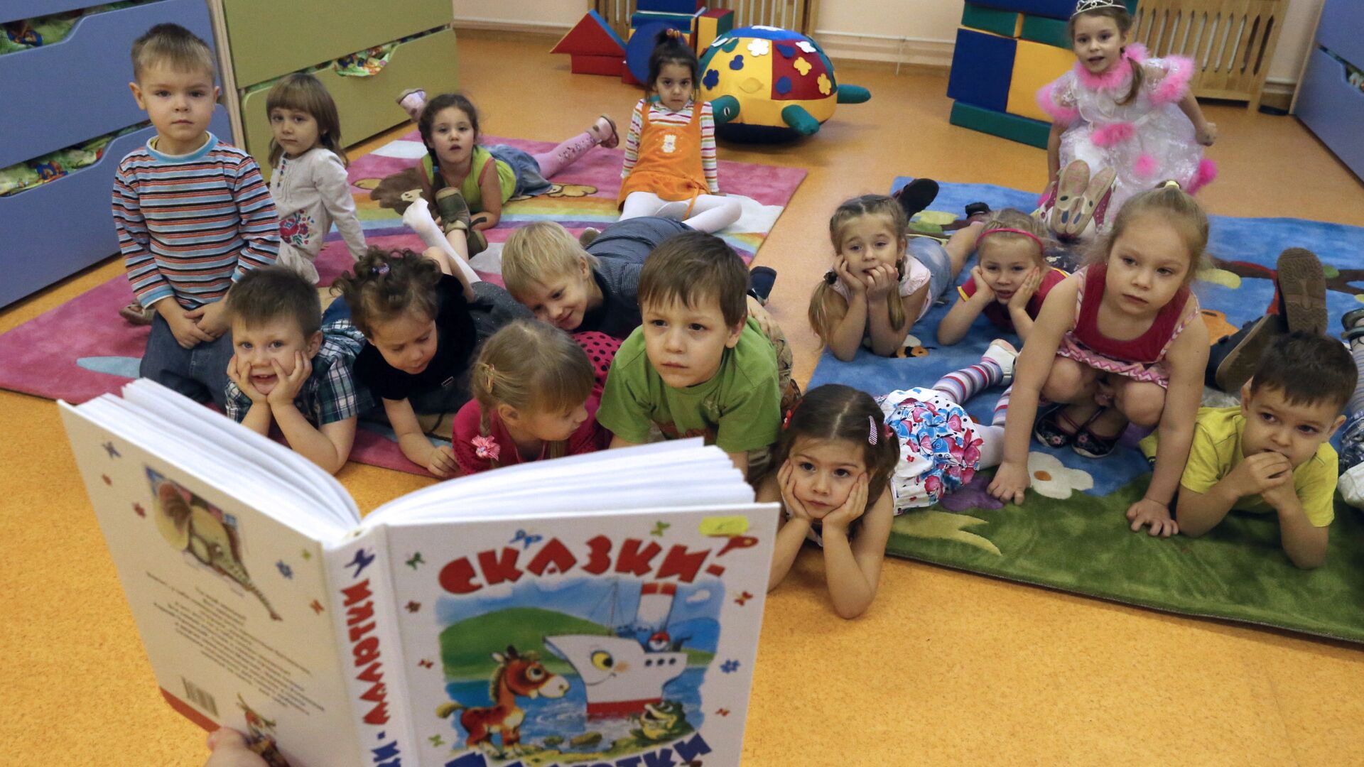 Дети читают в детском саду - РИА Новости, 1920, 29.08.2022
