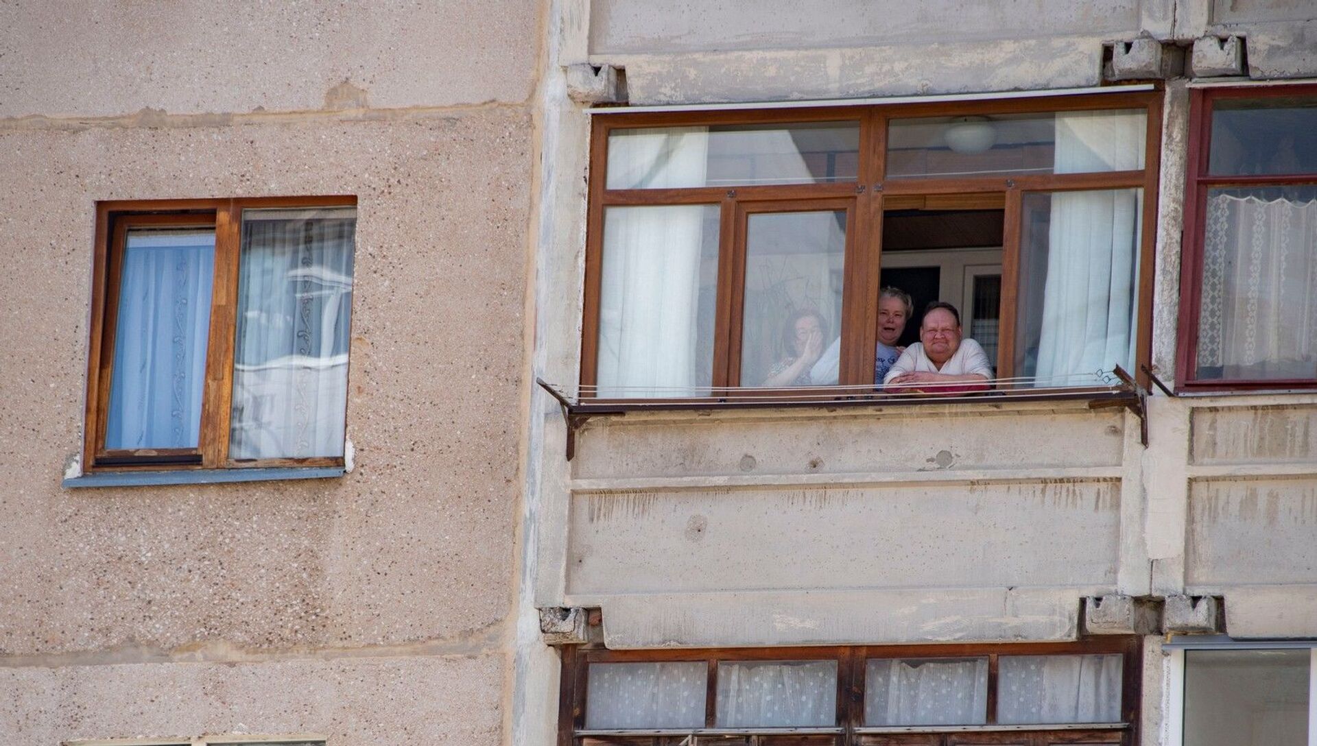 Карантин люди на балконе за стеклом - РИА Новости, 1920, 30.06.2020