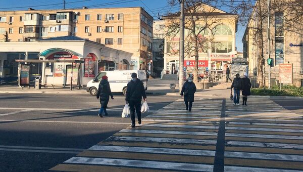 Севастополь. Карантин. Люди в масках. Пешеходный переход