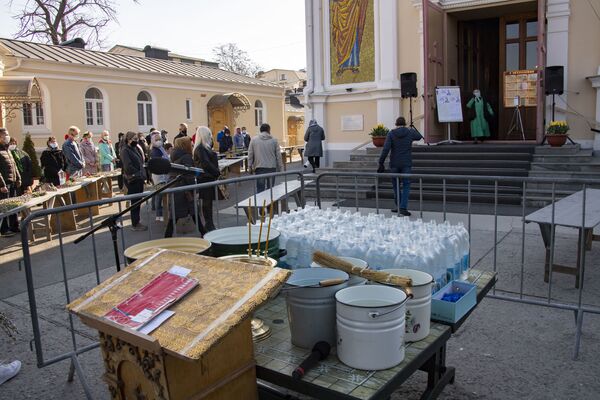 Во дворе храма Петра и Павла в Симферополе подготовлены столы и святая вода.