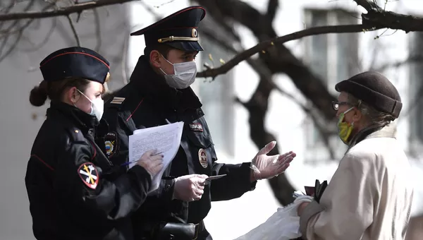 Сотрудники полиции проверяют документы пенсионерки