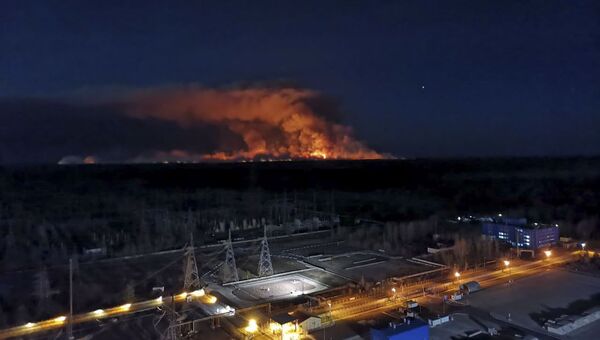 Вид  с крыши  Чернобыльской АЭС на лесной пожар в зоне отчуждения, 10 апреля 2020 года