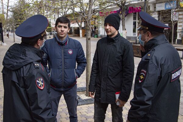 Охота на неизолированных: в Крыму на улицы вышли усиленные патрули Охота на неизолированных: в Крыму на улицы вышли усиленные патрули
