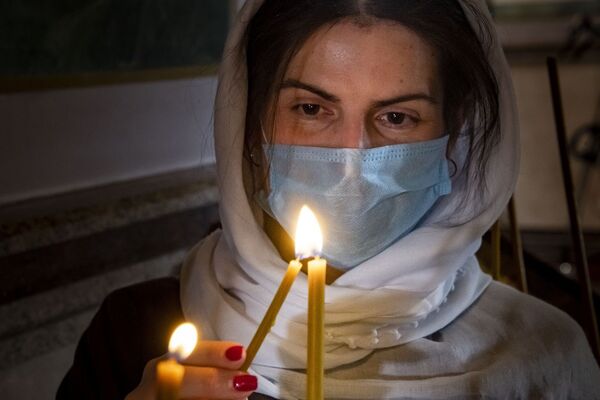 Пасха карантин Симферополь собор Александра Невского ночь женщина в маске ставит свечу