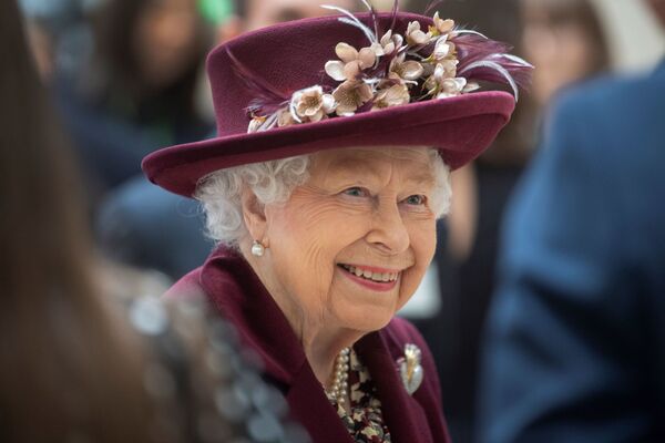 Королева Елизавета II беседует с офицерами MI-5 во время своего визита в штаб-квартиру MI-5, британского агентства внутренней безопасности, в Темз-Хаус в Лондоне. 25 февраля 2020 года