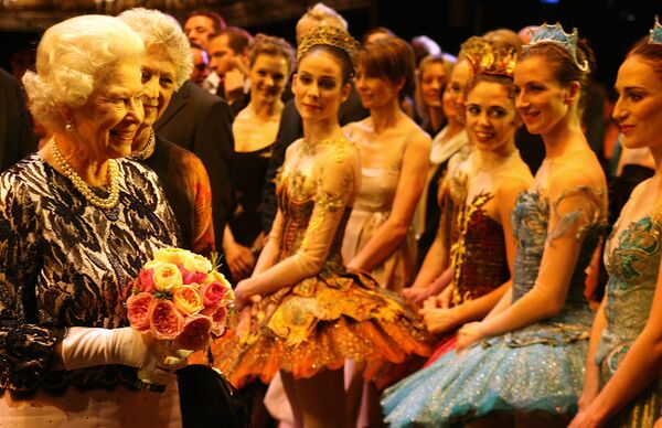 Королева Елизавета II встречается с балеринами после Гала-концерта Королевского балета в Королевском оперном театре в Лондоне в честь ее 80-летия и 75-летия Королевского балета. 8 июня 2006 года.