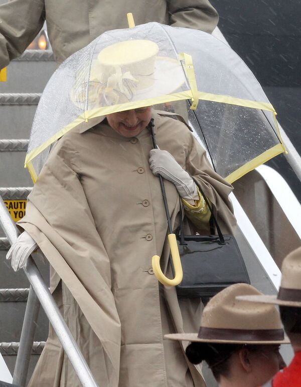Королева Елизавета II прибывает в международный аэропорт Роберта Л. Стэнфилда 28 июня 2010 года в Галифаксе, Канада.