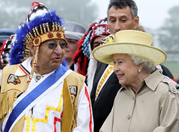 Королева Елизавета II с микмаками ( индейский народ, проживающий на северо-востоке Новой Англии, в атлантических провинциях Канады и на полуострове Гаспе в Квебеке) в Галифаксе, Канада. 28 июня 2010 года. 