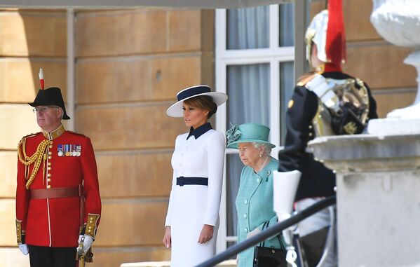 Первая леди США Мелания Трамп и британская королева Елизавета II наблюдают за почетным караулом во время церемонии приветствия в Букингемском дворце в центре Лондона. 3 июня 2019 года