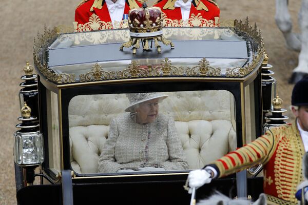 Королева Елизавета II в карете, Лондон. 8 июня 2019 года.