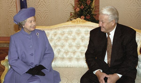 Президент РФ Борис Ельцин беседует с королевой Елизаветой II во время ее визита в Россию. 1994 год
