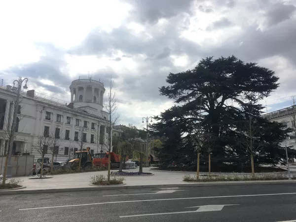 Пешеходная зона в центре площади Лазарева, которой раньше не было.