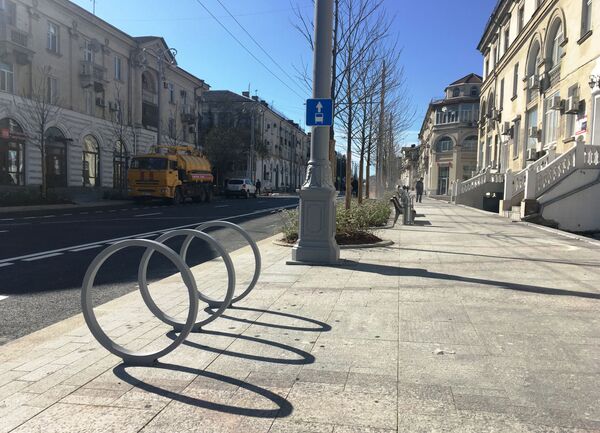 По всей улице установлены велопарковки.