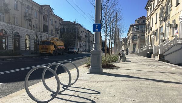 По всей улице установлены велопарковки.