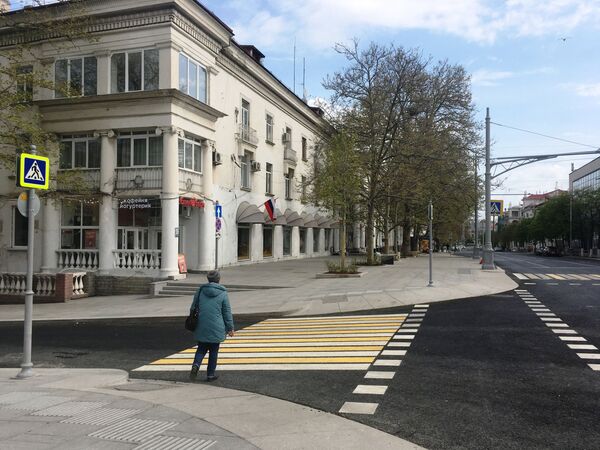 Пример безбарьерной среды на тротуарах перед пешеходными переходами.