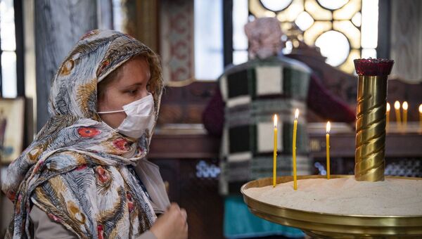 Женщина молится в храме