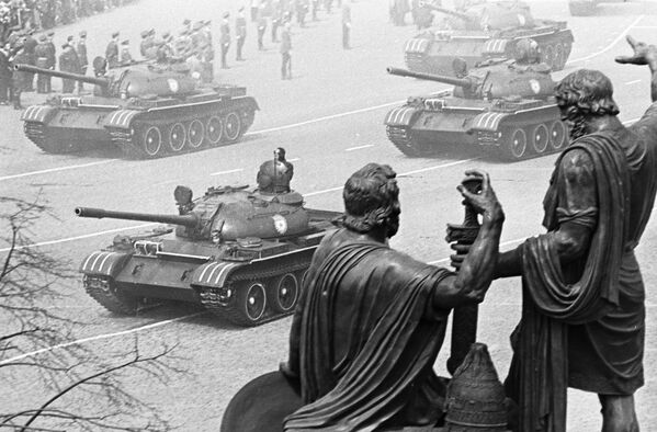 Колонны военных танков идут по Красной площади мимо памятника Минину и Пожарскому на Параде, посвященному 20-летию победы над фашистской Германией