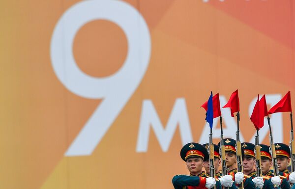 Военнослужащие почетного караула на военном параде на Красной площади