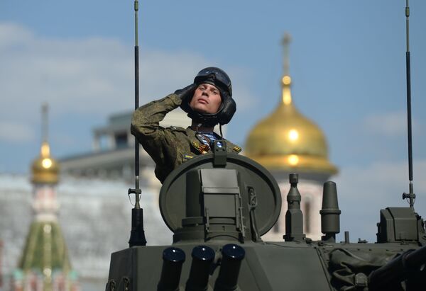 Военнослужащий во время военного парада на Красной площади в честь 71-й годовщины Победы