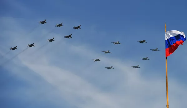 Многоцелевые истребители МиГ-29 и штурмовики Су-25 во время военного парада в ознаменование 70-летия Победы в Великой Отечественной войне 1941-1945 годов