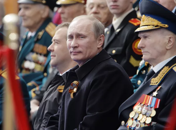Президент РФ Дмитрий Медведев и председатель правительства РФ Владимир Путин на Красной площади на военном параде
