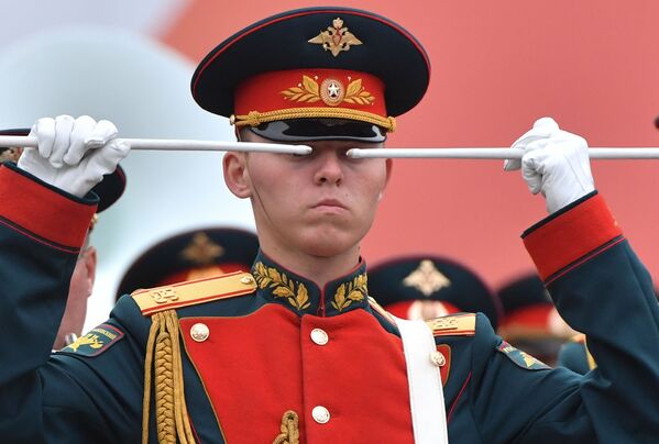 Барабанщик военного оркестра Национальной гвардии России во время парада Победы на Красной площади в Москве