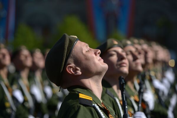 Военнослужащие на военном параде на Красной площади, посвященном 69-й годовщине Победы в Великой Отечественной войне