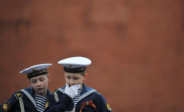 Воспитанники Нахимовского военно-морского училища перед началом военного Парада Победы на Красной площади в Москве