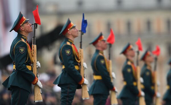 Военнослужащие президентского полка на военном параде на Красной площади в Москве