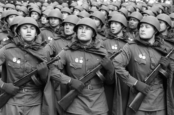 Советские солдаты, одетые в форму времен Великой Отечественной войны
